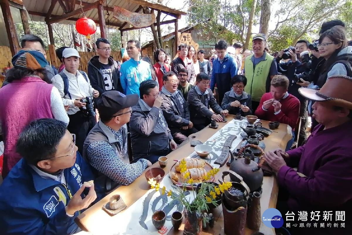 桃園市長鄭文燦在「2020戀戀魯冰花」活動中，和國際學生一起品味在地好茶。