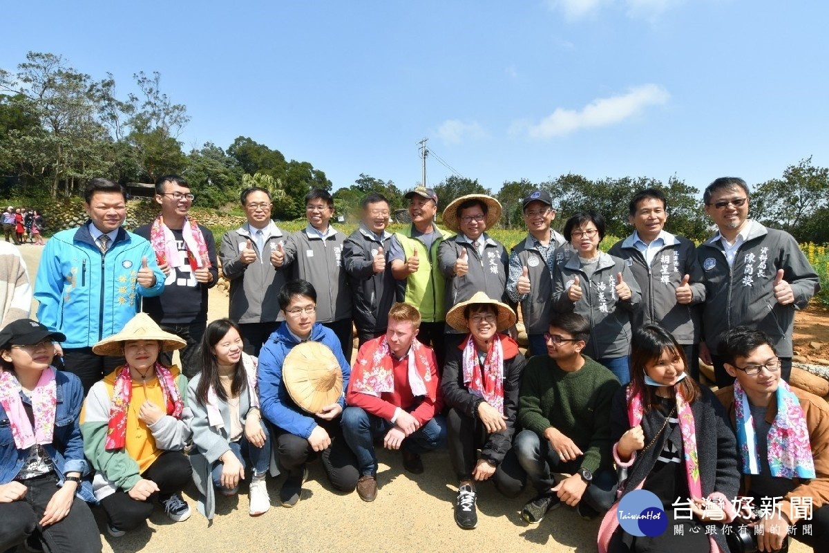 桃園市長鄭文燦在「2020戀戀魯冰花」活動中,和國際學生及來賓們合影留念。