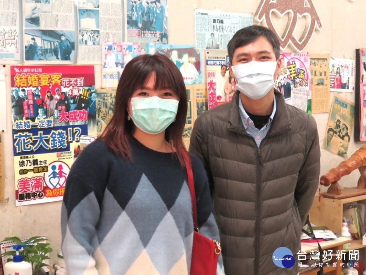 未婚男女戴口罩「個別一對一」,適當時機當然會主動呈現真面目。(中壢區美滿服務中心提供)