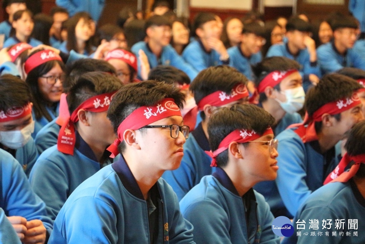 大華中學多元課程學習有趣、活潑,學生在寧靜清幽的環境下適性適才發展,面對學測的大考亦不落人後,各科表現優異。