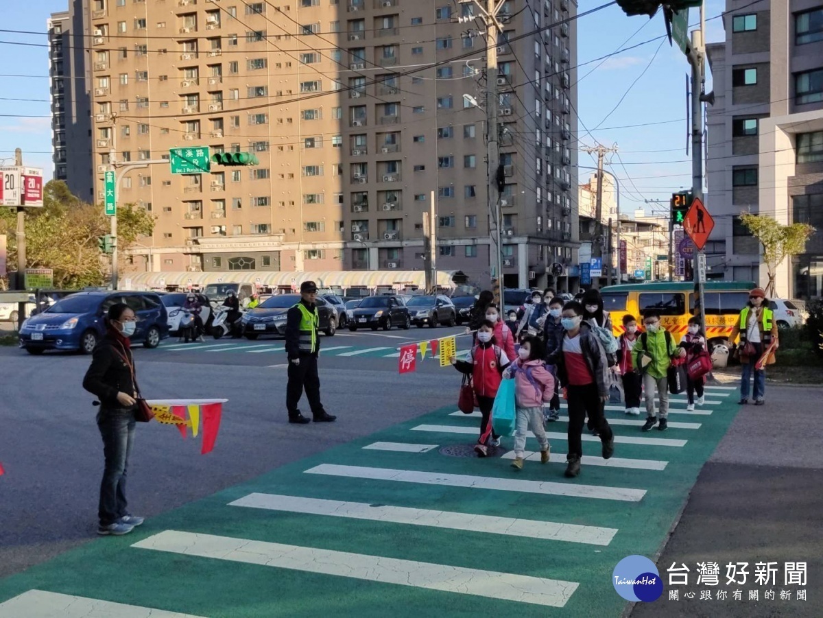 因應疫情,國(高)中、國小25日開學,楊梅分局協助學校量體溫時秩序維護,確保學童安全,減少交通衝擊。