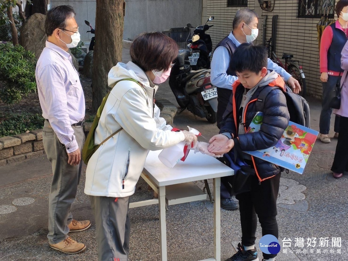 最長寒假結束,由於開學日師生進入校園要量測體溫,平鎮警分局規劃執行「護童專案」勤務。