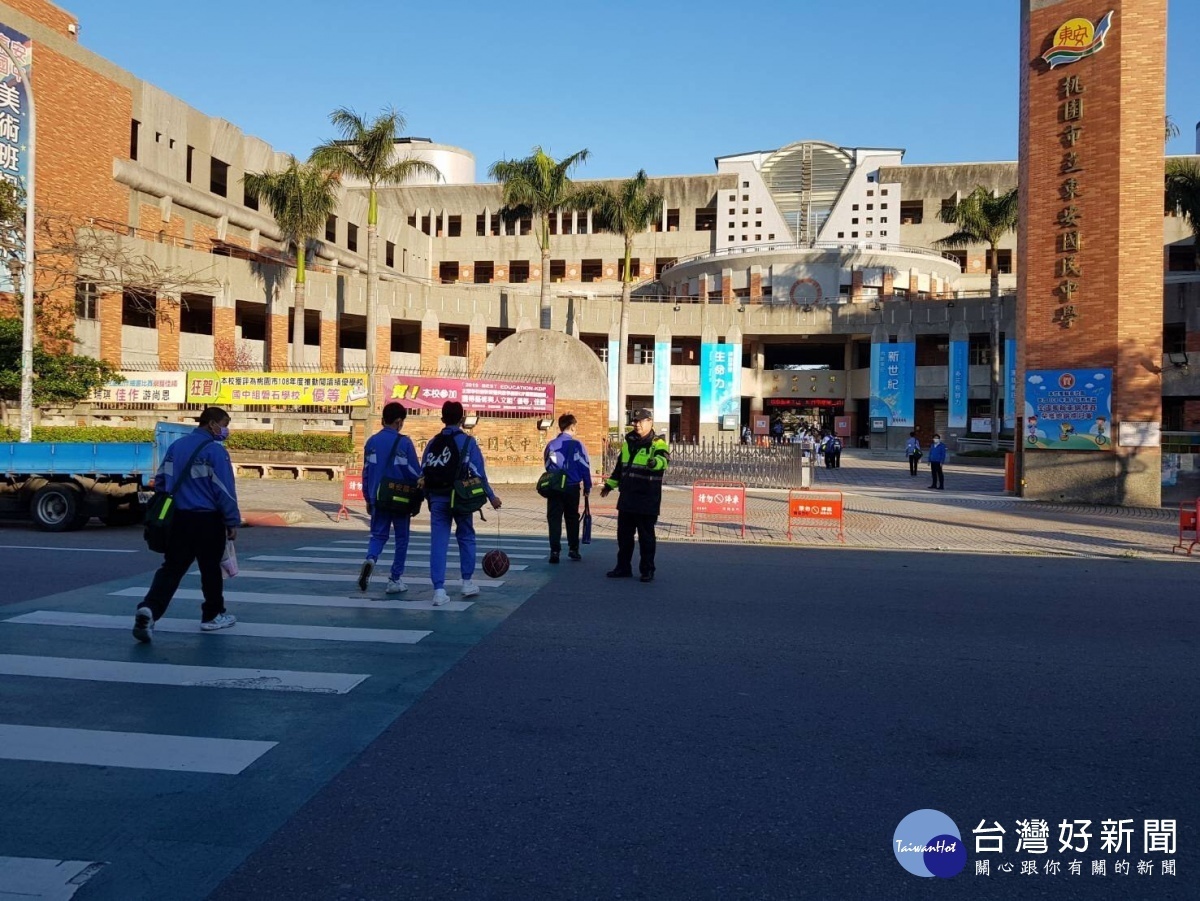 最長寒假結束,由於開學日師生進入校園要量測體溫,平鎮警分局規劃執行「護童專案」勤務。
