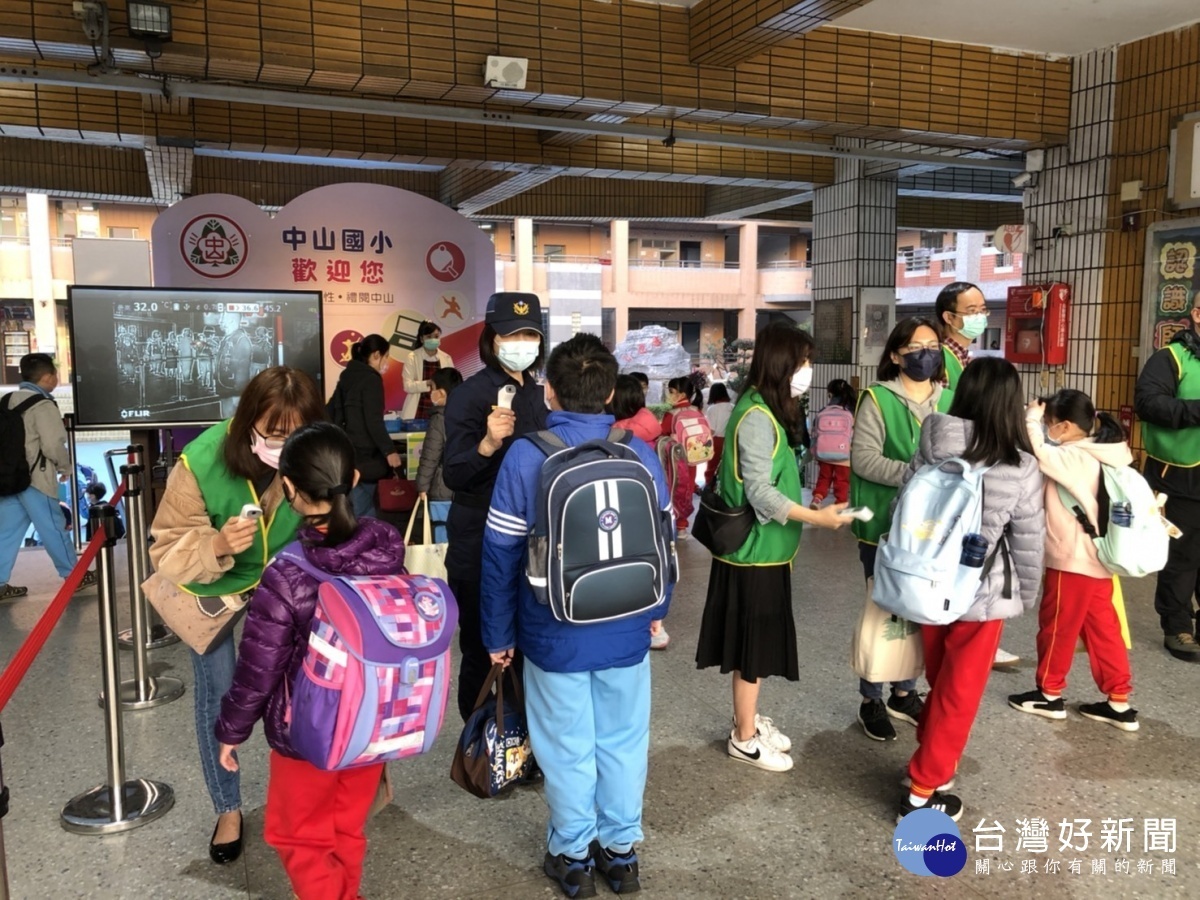 婦幼警察隊與各分局於25日同步執行開學日「護童專案」,確保開學日學童的安全無虞。