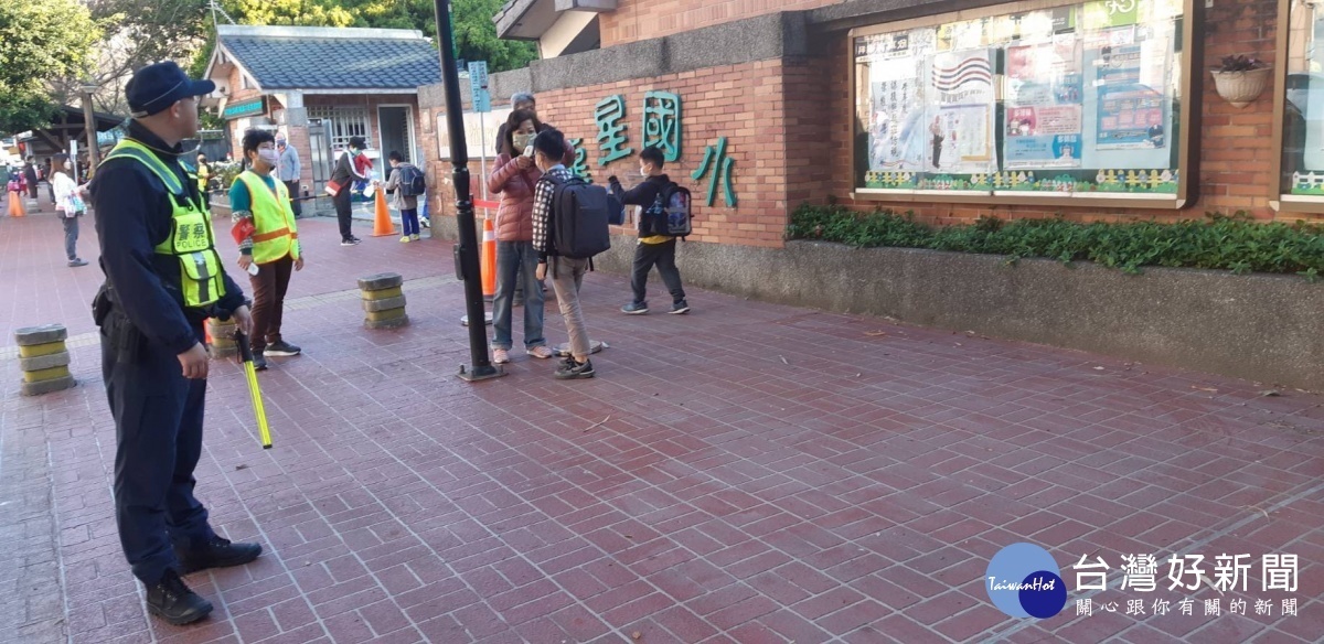 開學首日,龍潭警分局編排警力於龍潭區各國中、小學門口加強交通疏導及取締勸導違規停車。