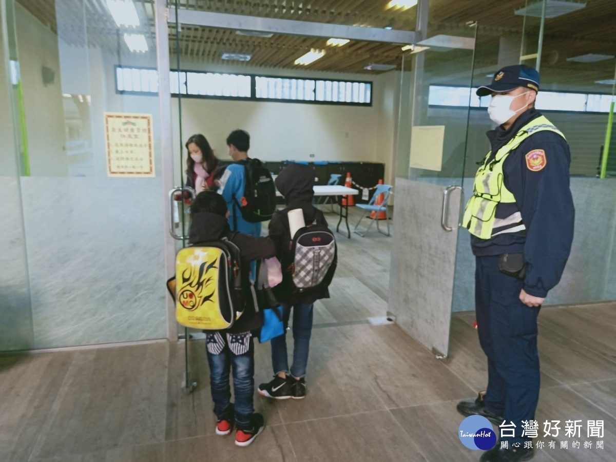 開學首日，龍潭警分局編排警力於龍潭區各國中、小學門口加強交通疏導及取締勸導違規停車。