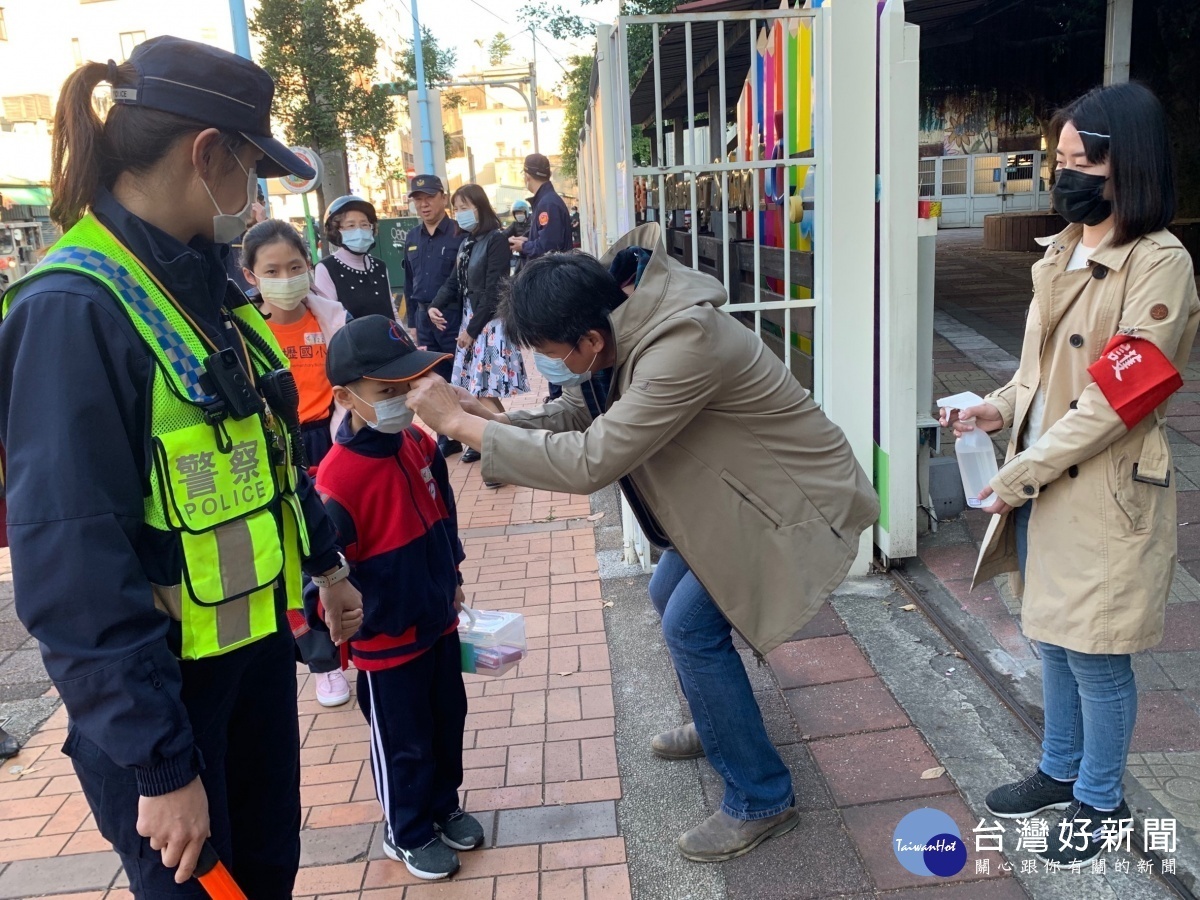 中壢警方開學日啟動護童專案，確保校園周邊交通順暢、治安平穩。