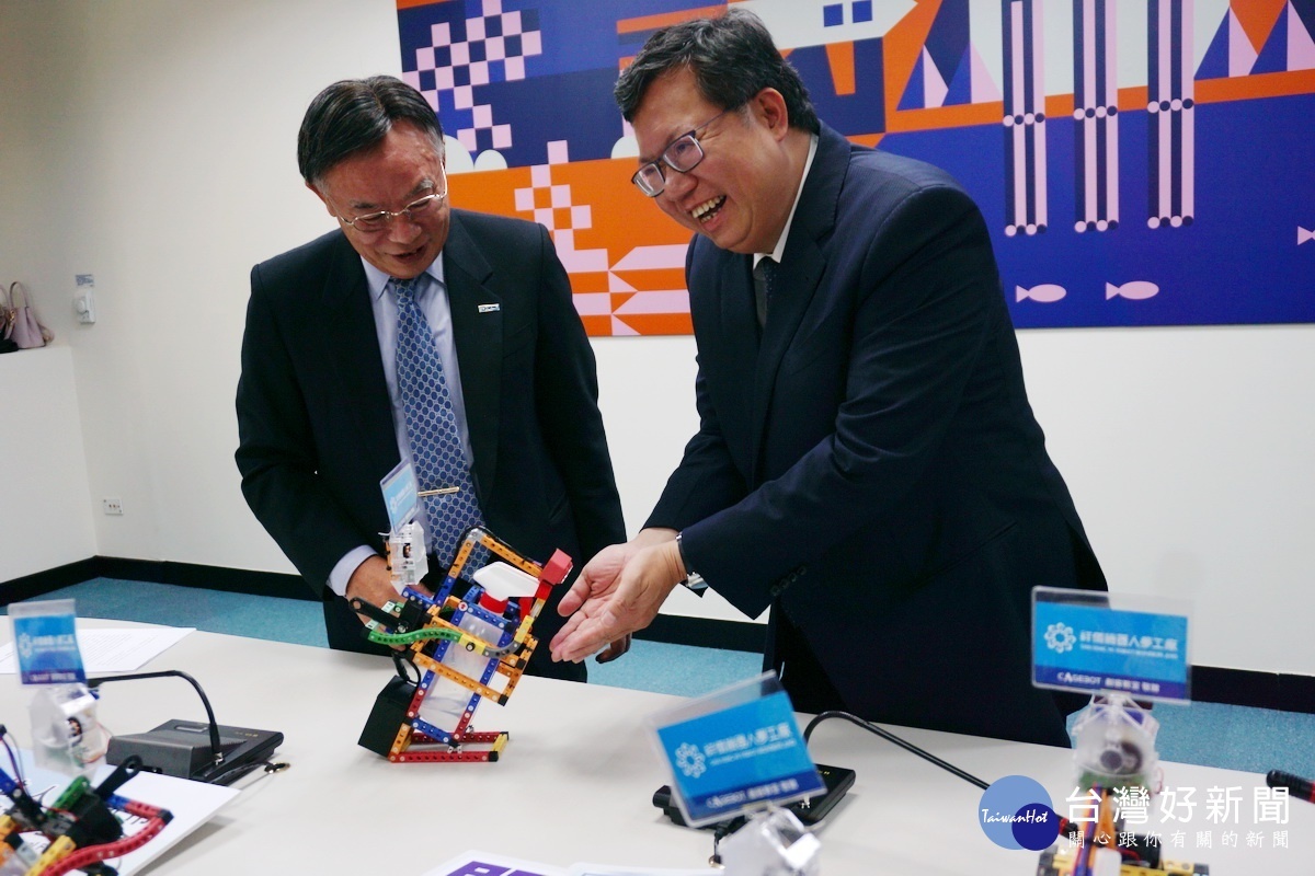 捐贈儀式中，桃園市長鄭文燦親自體驗防疫機器人自動感應噴灑消毒酒精。