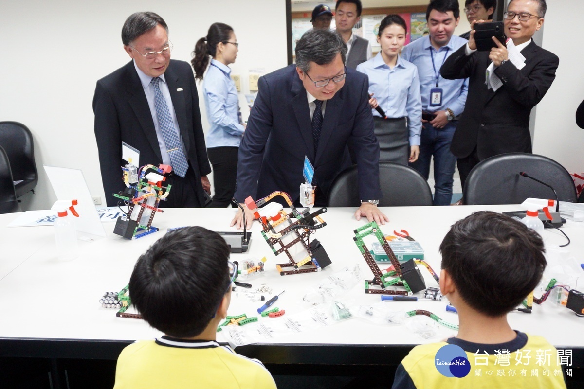 桃園市長鄭文燦詢問小朋友製作防疫機器人的心得。