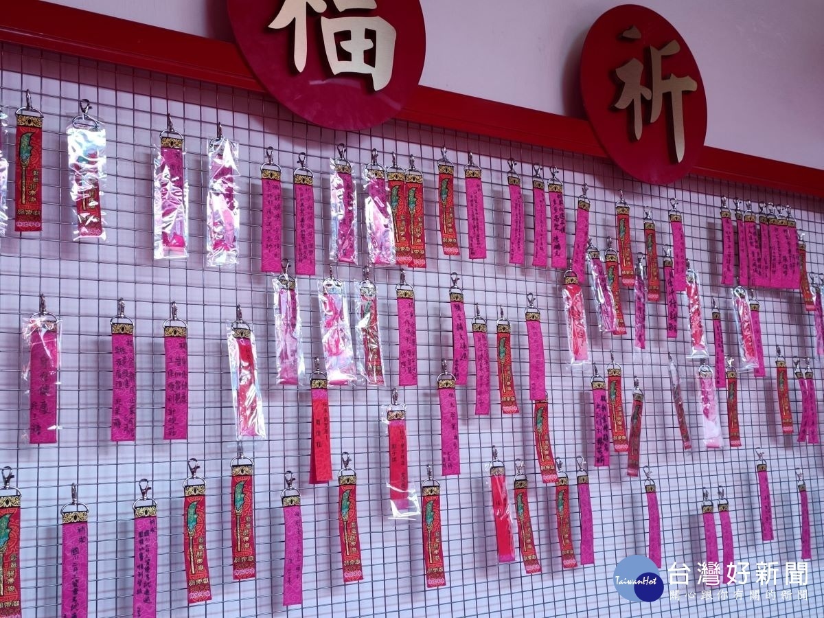 彰化市關帝廟文昌帝君文創祈福布卡,供考生祈福,順利金榜題名。圖/記者鄧富珍攝