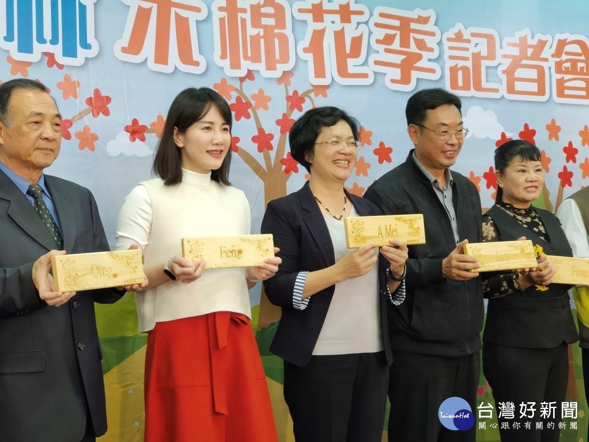 2020愛在二林木棉花季,木棉花道上450多棵木棉樹取英文名字,並透過活動逐一為每棵木棉樹掛上雷雕木名牌,歡迎民眾前來賞花同時,可尋找與自己相同的英文名字拍照打卡。圖/記者鄧富珍攝