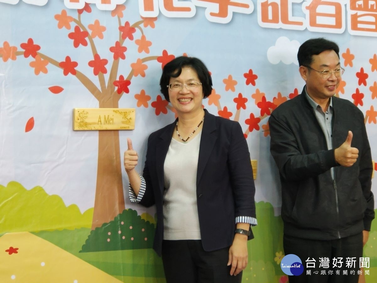 彰化縣長王惠美與她的英文名字「A.Mei」木棉花樹。圖/記者鄧富珍攝