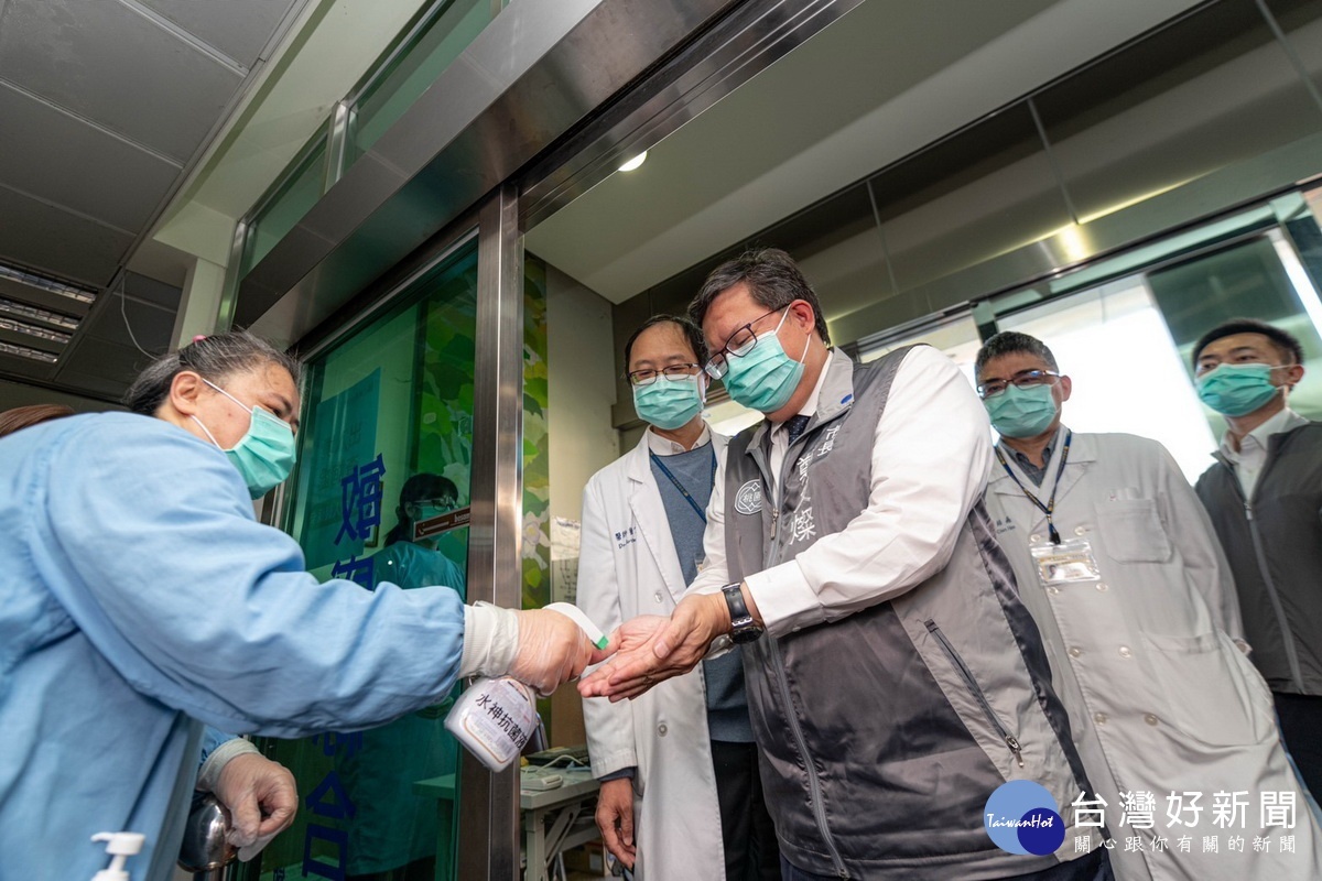 桃園市長鄭文燦視察敏盛綜合醫院，進入醫院先以酒精消毒雙手。