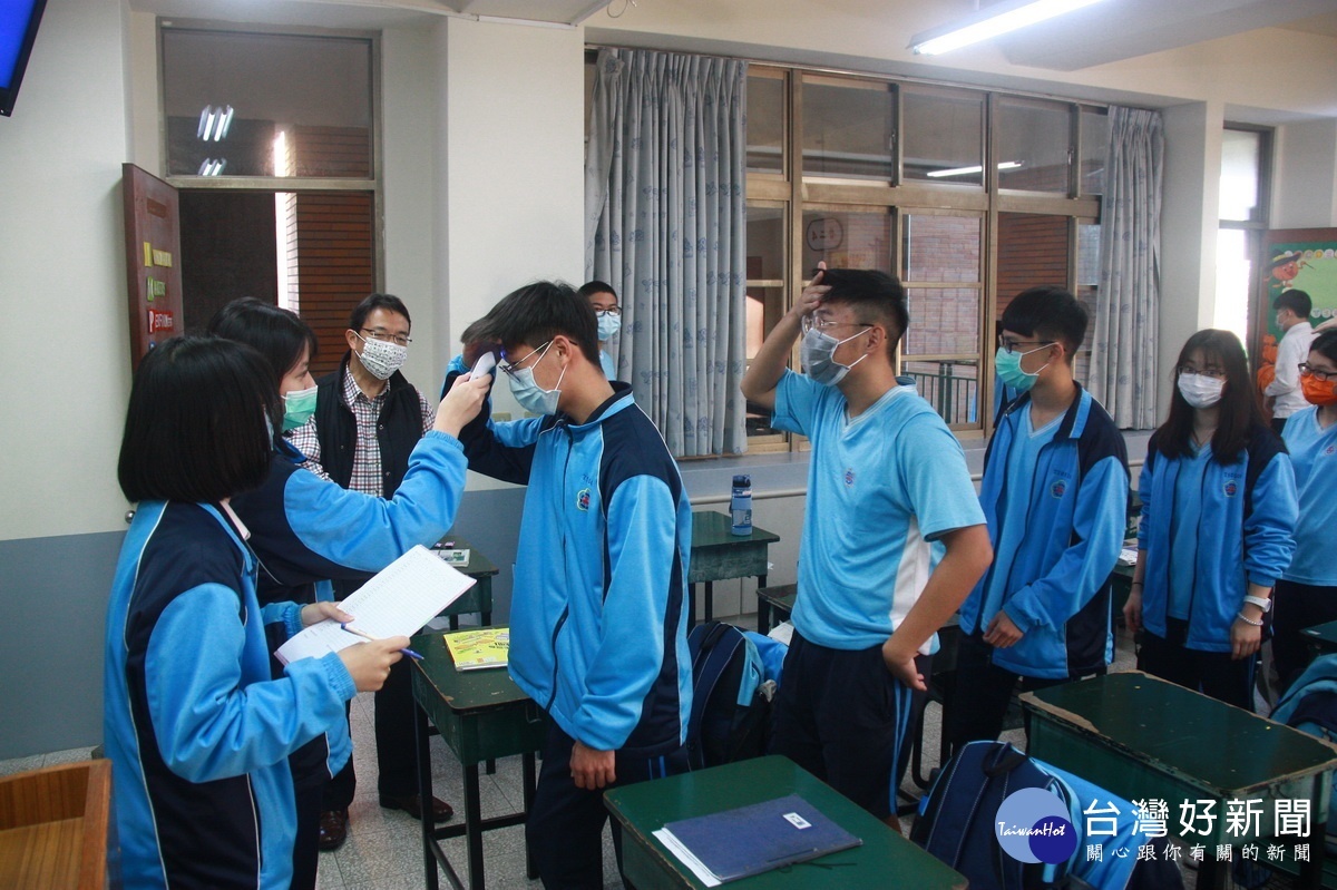 國立南投高中各班級也量額溫。(記者扶小萍攝)