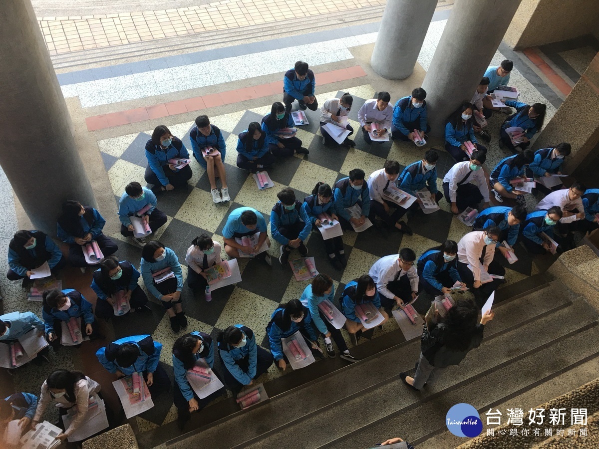 投高召集各班長先宣導正確防疫。(記者扶小萍攝)