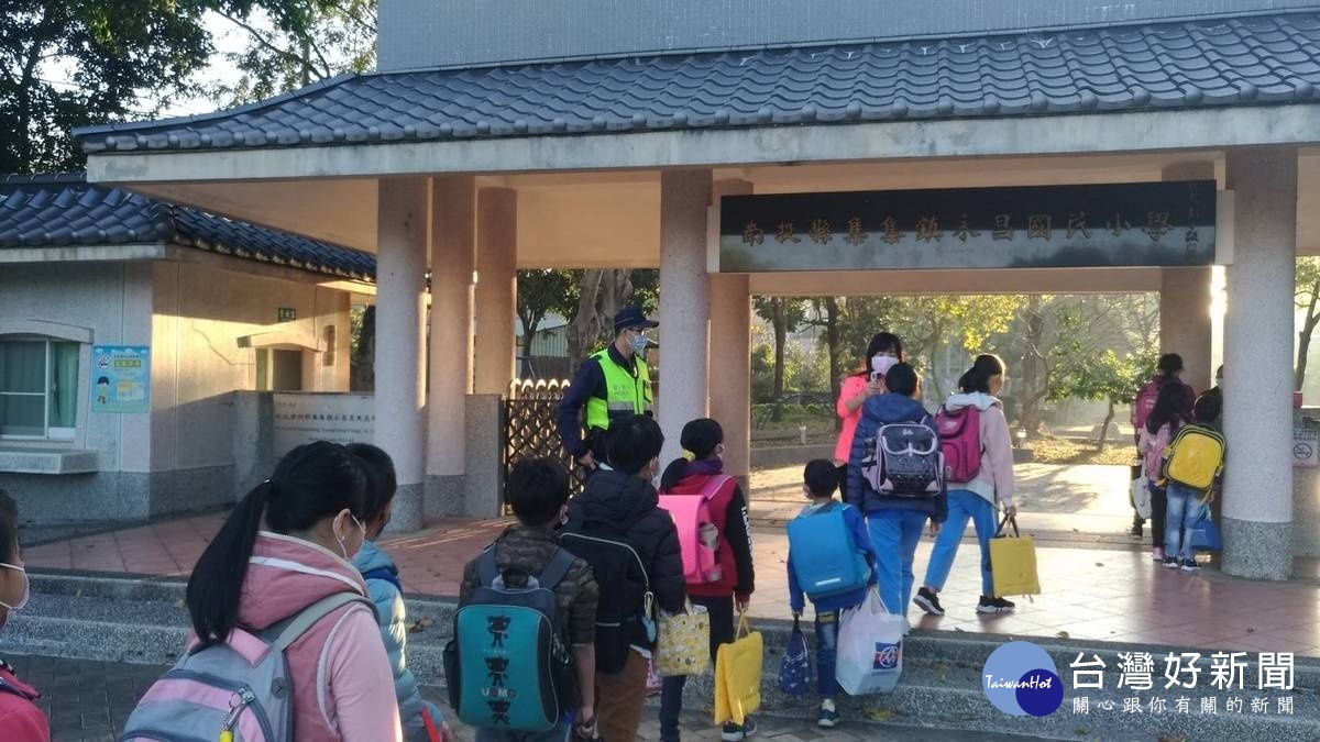 開學首日集集警分局員警貼心執行「護童專案」,維護學童安全。