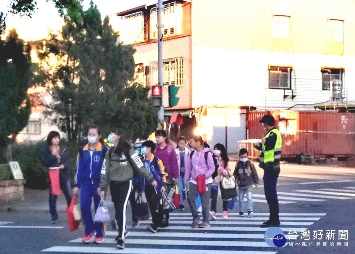 開學首日集集警分局員警貼心執行「護童專案」,維護學童安全。