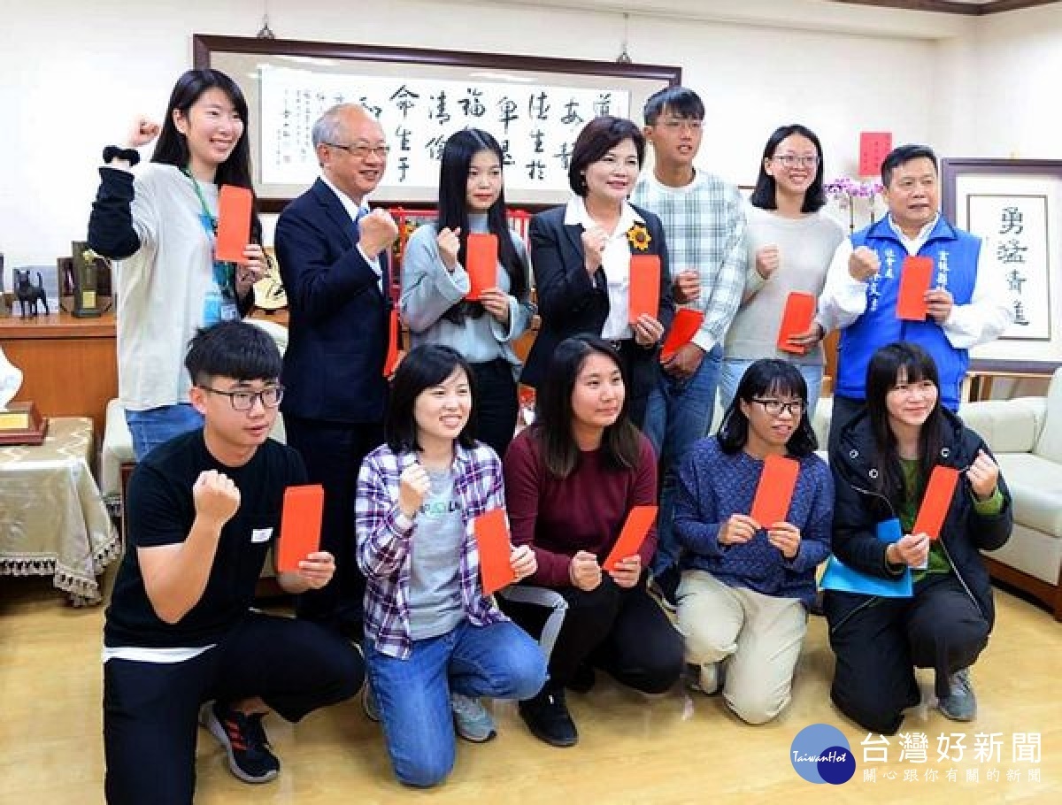 雲林縣長張麗善與代表雲林家扶的三位大專生相見歡，並與雲林家扶主委陳燦勳及廖志文主任共同為家扶學子加油。