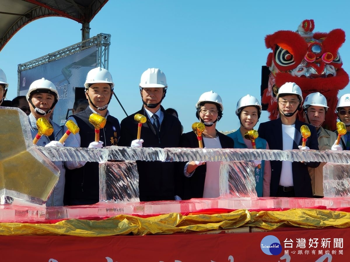 防波堤及內港口開闢工程破提儀式。圖/記者鄧富珍攝