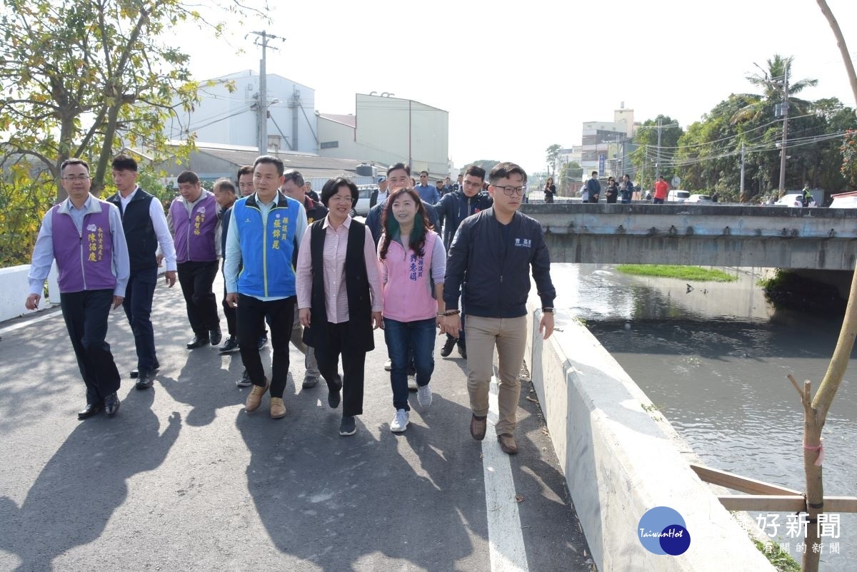 彰化縣長王惠美視察石笱排水第五期工程,彰化縣議員劉惠娟、曹嘉豪、張錦昆、員林市民代表會副主席張國良、縣府水資處長陳詔慶陪同視察。