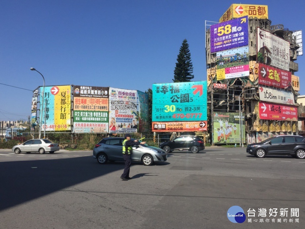 龍潭警分局針對轄區易壅塞路段研擬規劃交通疏導作為，使民眾能快樂出遊交通順暢不塞車。