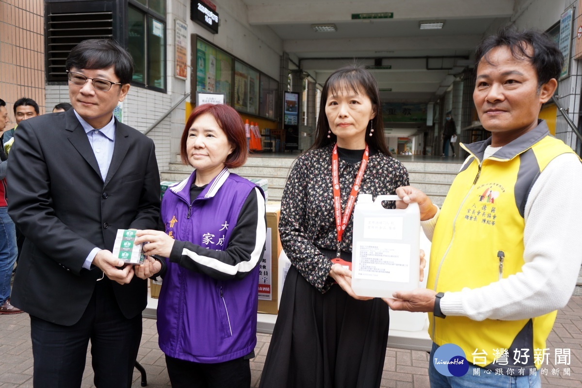 立委趙正宇和八德區家長會長協會總會長陳紹華捐出2000個藥皂和800公升酒精,由大成國小校長張佩君代表接受。