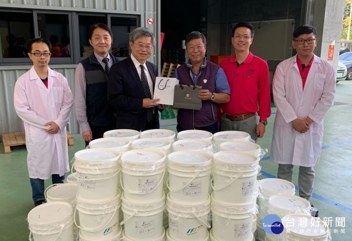頂宏生技公司捐助「次氯酸水」給縣轄的醫院、學校與機關單位等,北港媽祖醫院院長吳錫金特親赴感謝江春暉董事長的義舉,嘉惠雲林鄉親。