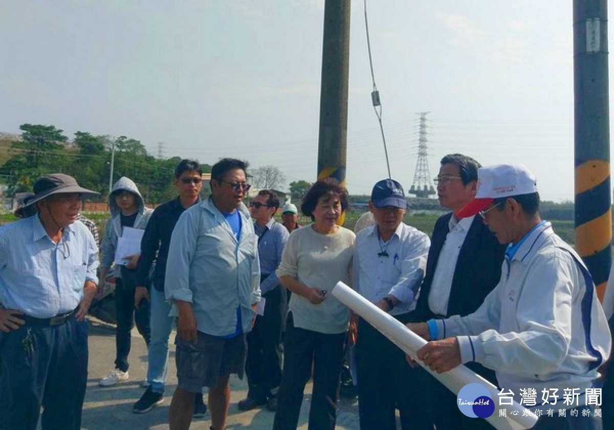 立委蘇治芬邀集農委會謝勝信處長、雲林水利會洪國浩會長等人會勘數條農水路,建議整體規劃並畫設示範區,將爭取前瞻經費辦理系統性農水路改善工程。