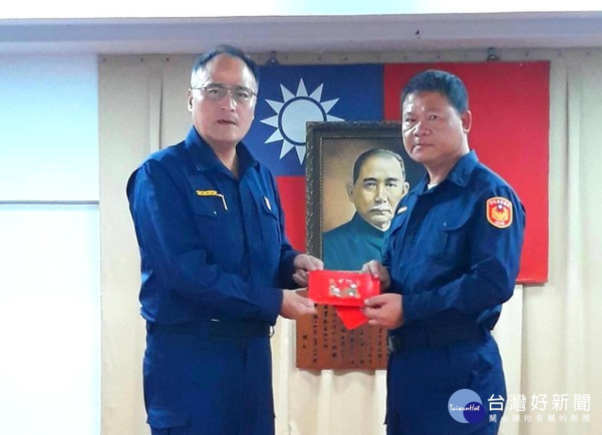北港警方啟動優勢快打警力,迅速壓制並控制聚眾叫囂場面,展現警方公權力及執法的決心,分局長王立德頒獎表揚有功人員。