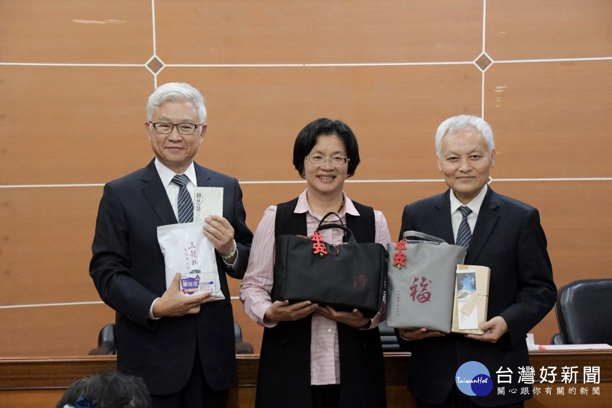 彰化縣政府居家檢疫居家隔離關懷服務中心揭牌,慈濟慈善基金會捐贈防疫安心祝福包。