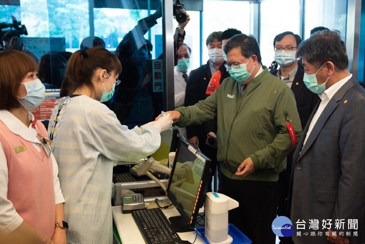 桃園市長鄭文燦陪同衛福部長陳時中到桃園醫院視察時，首先進行檢疫程序。