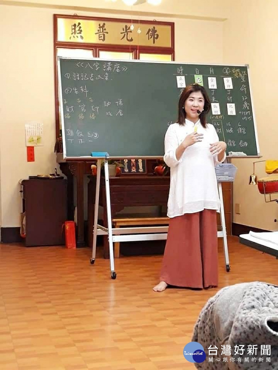 針對有心想鑽研命學知識的大眾,易學佛堂也開設多元、不分東、西方的課程。