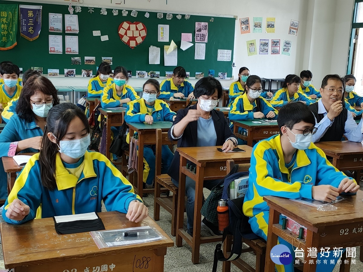 縣長王惠美與成功高中學生一起製作口罩套，加強防疫效果。圖／記者鄧富珍攝