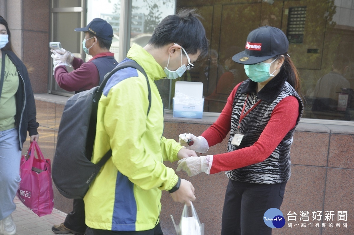 師生體溫無異狀在手背蓋完異色章才能在校園內自由走動。