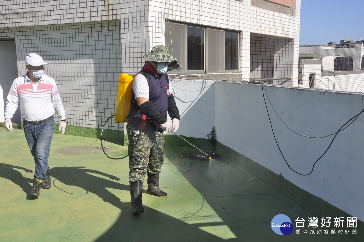 建國科大戶外環境做地毯式消毒。