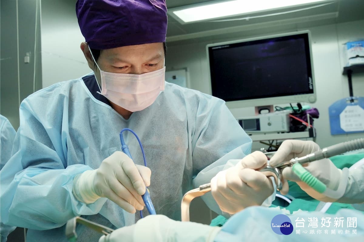 林孟羲醫師進行隆乳手術。