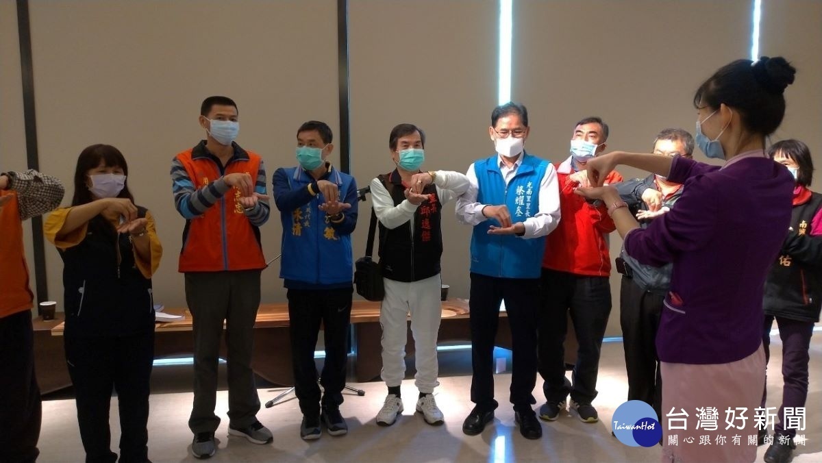 彰化秀傳醫院護理長周玲如分享洗手七字訣,與彰化市民代表會主席陳文賓 、曹幸財 桃源里 里長、王進福 大同里里長、陳志忠 華北里里長、石佳正 南瑶里 里長、王勝和延和里里長、陳芝佑 南興里里長、趙慶忠西安里里長、邱逸傑 彰安里 里長、蔡耀叁 光南里 里長、蔡美香 介壽里 里長、陳雯嘉 延平里 里長、陳義會 建寶里 里長、鄭景芳 福安里 里長等人,合力完成防疫洗手宣導影片。