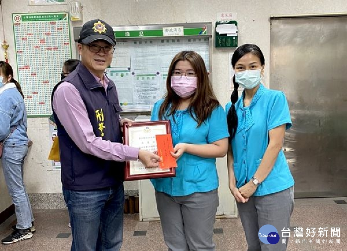 北港警方鑑於詐騙案層出不窮,由偵查隊長鄧家福率員前往各金融機構、超商及車站「發傳單」,籲請全民當柯南,若因而偵破案件還可獲得獎金一萬元。