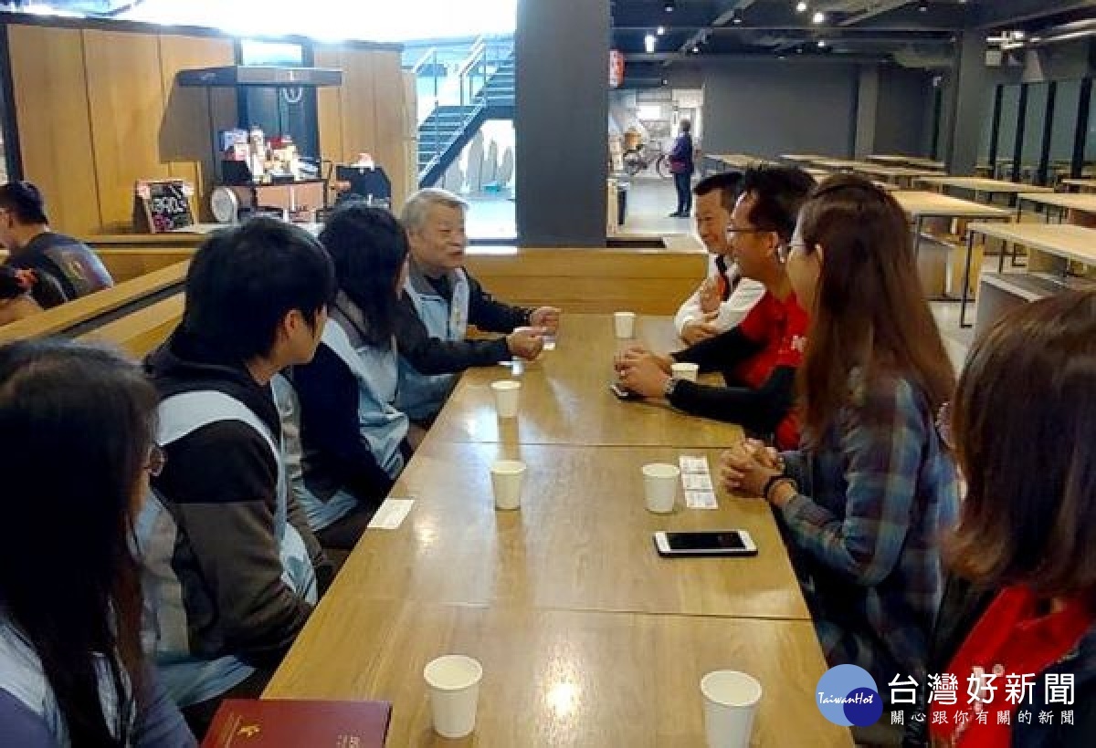 雲林縣榮服處邵更新處長等人,前往大埤鄉良作工場農業文創館拜會許瑞霖館長,雙方就如何協助退除役官兵就業及活動辦理洽談合作機制。