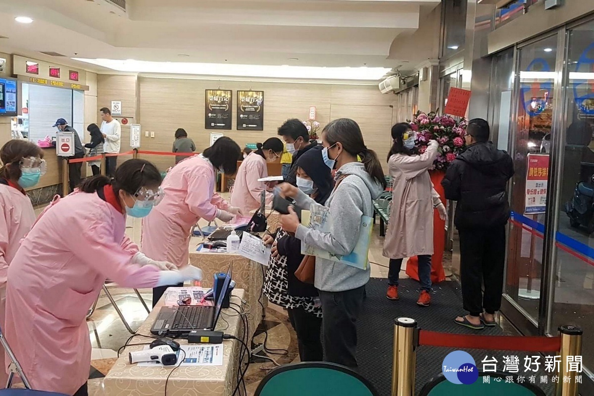 桃園市11家急救責任醫院一般病房停止探病,進行陪病者實名登記作業。
