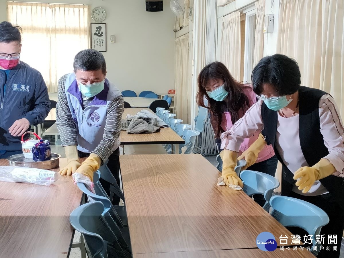 全縣防疫動起來, 戶外公共區域消毒總動員。圖/記者鄧富珍攝