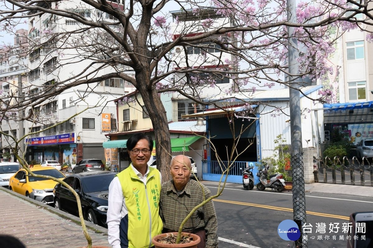 彰化市長林世賢(左)表示,已接受友人贊助提供洋紅風鈴木繁殖關鍵技術,成功種植六棵,三年後,彰化市也將化身成為美麗花都。市長友人張英昭老師(右)。