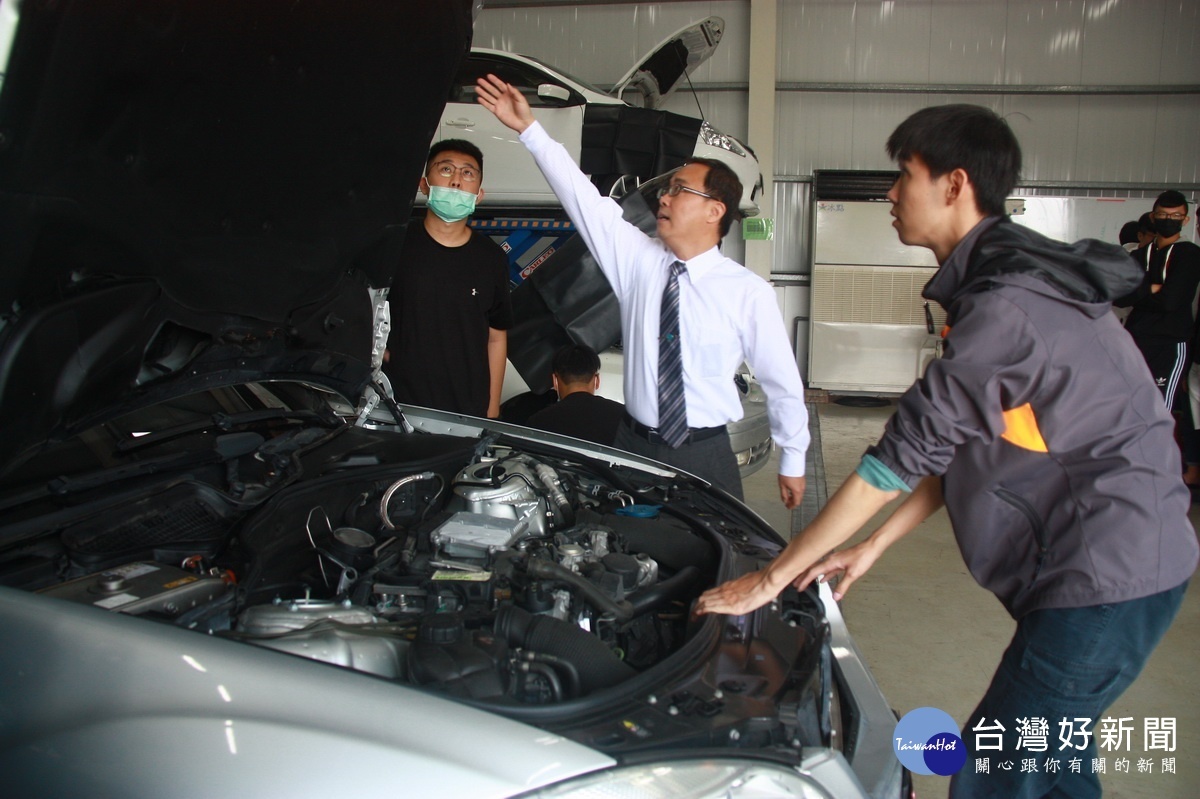南開科大機械工程系主任王得安博士指導同學實習。（記者扶小萍攝）