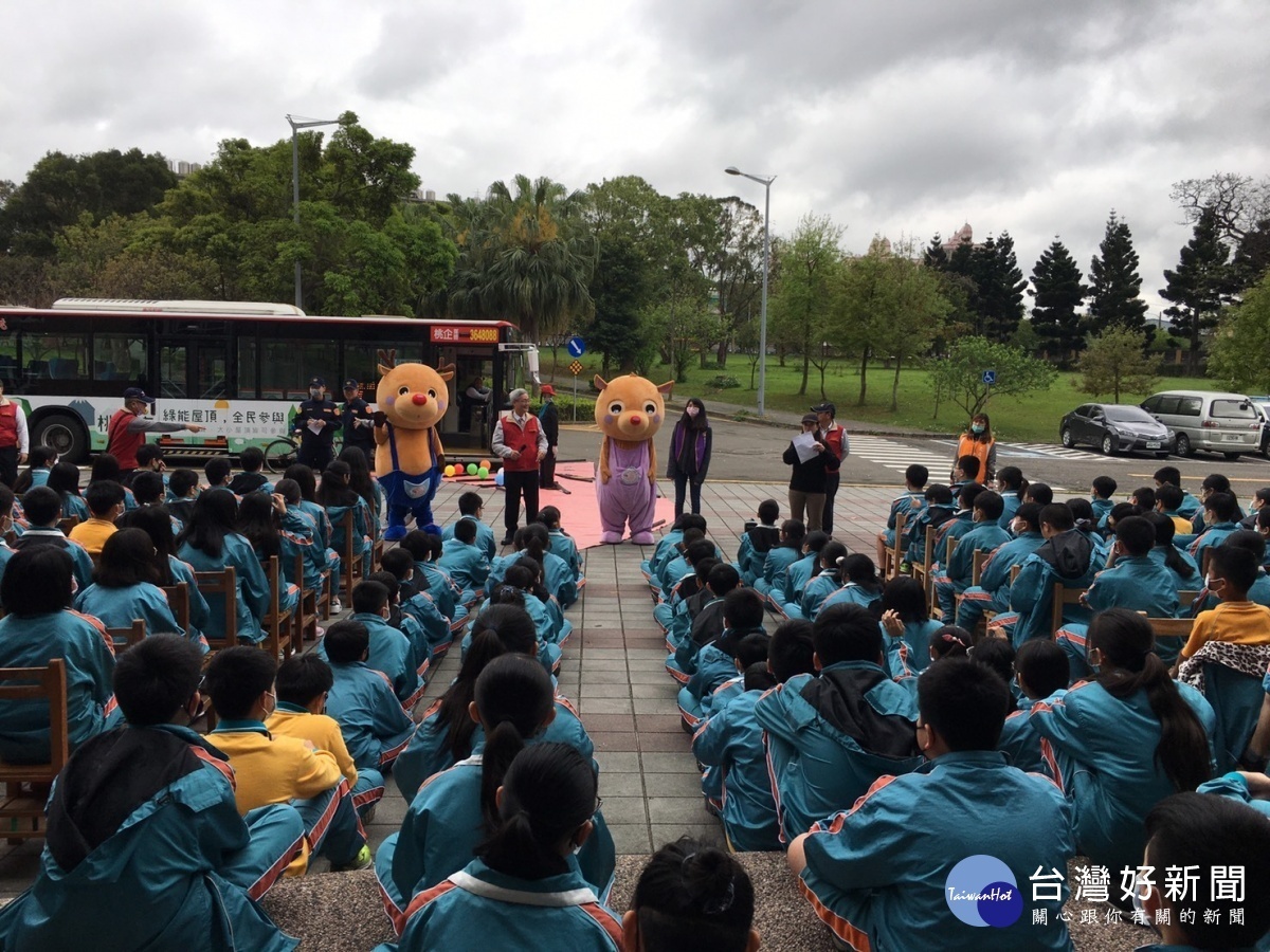 桃園及中壢監理站辦理「大型車視野死角與內輪差」校園宣導,向下紮根交通安全教育。