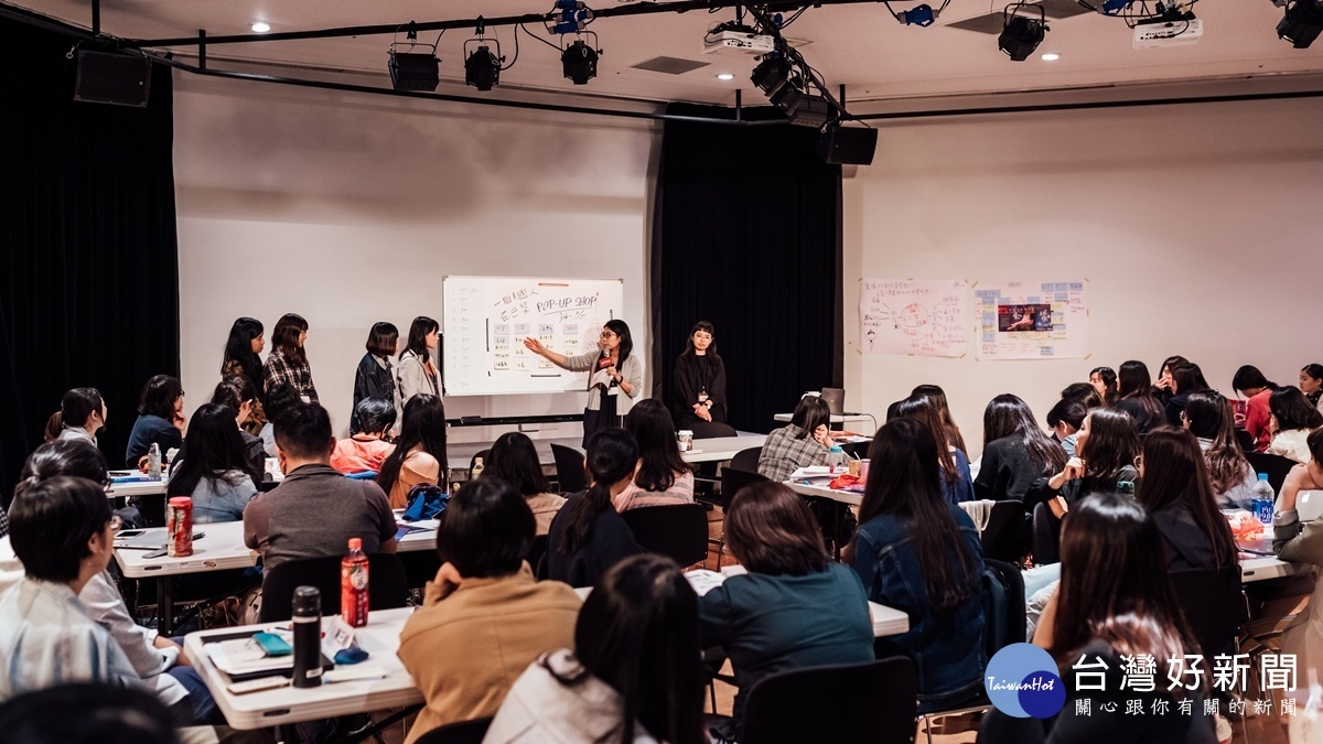 2019NTT學苑學員針對老師的上課內容進行分組討論。(圖/台中國家歌劇院)