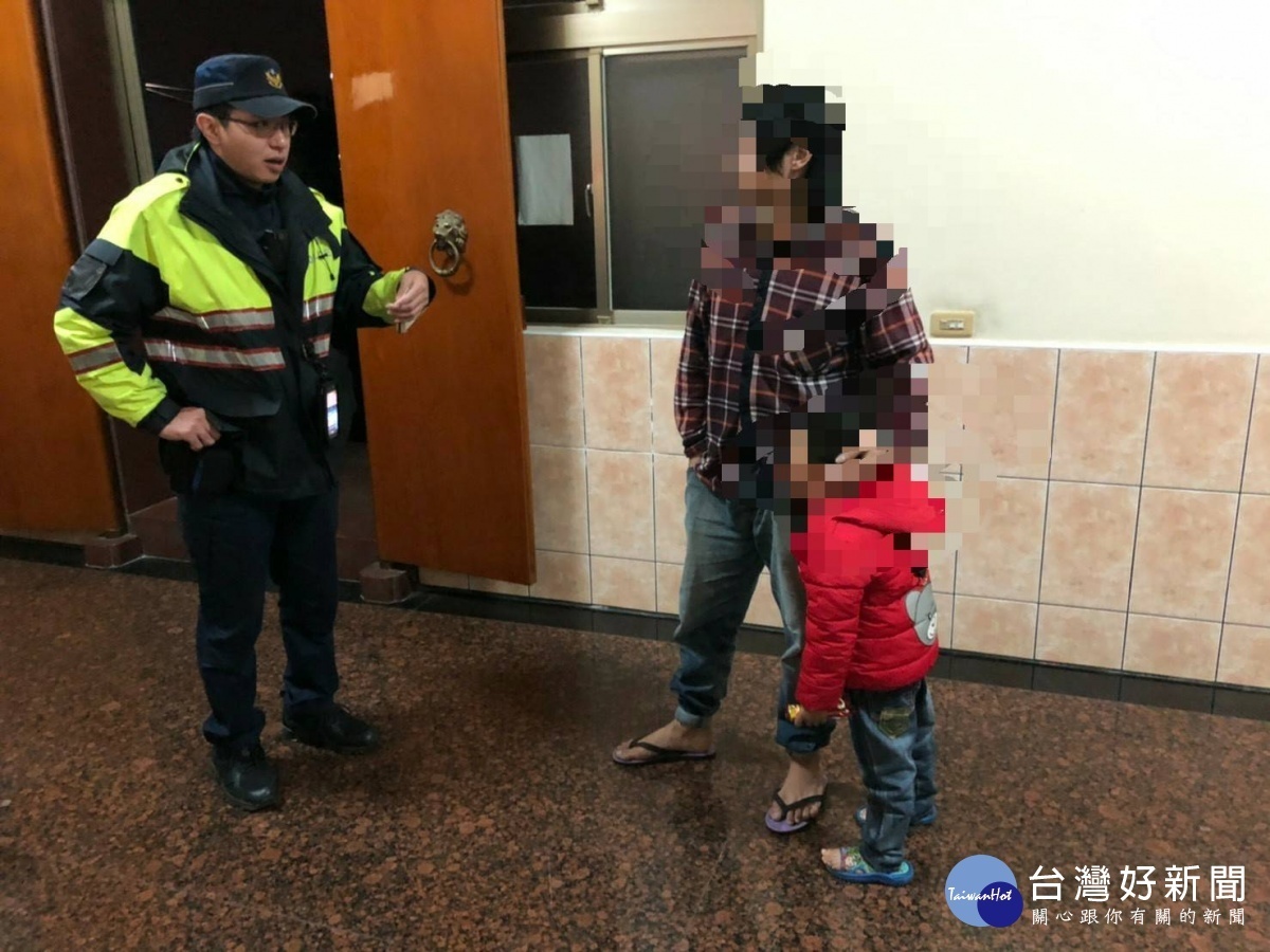 男童父表示對照顧男童將會更加注意小心,也十分感謝員警們的幫忙。