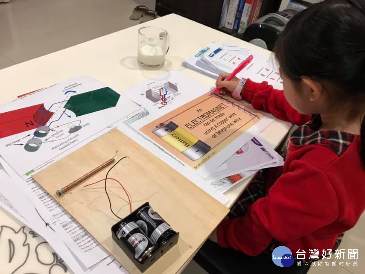 Sophia的英語飛速進步,也成為老師心中的英語小老師,大家提到英文就會聯想到她。