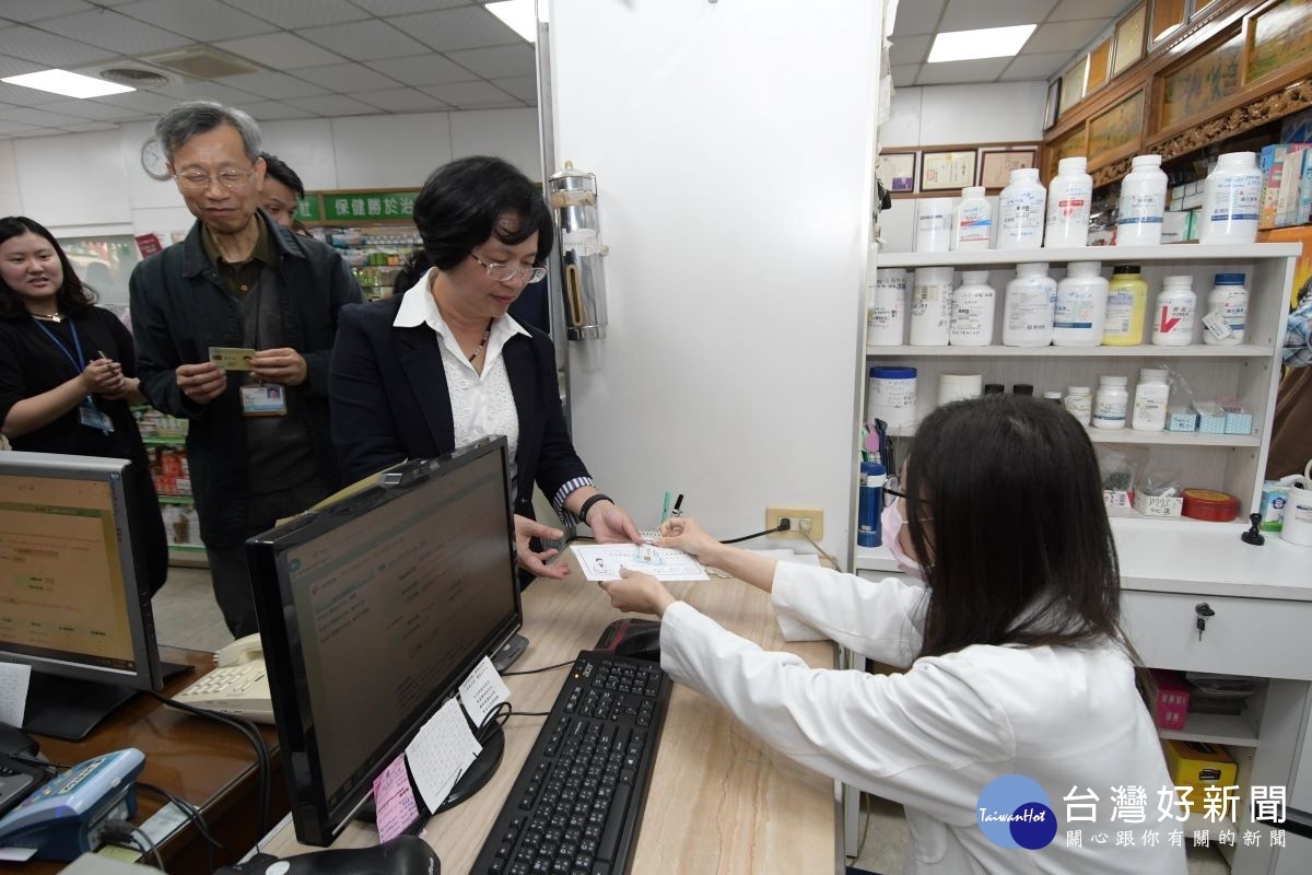 口罩販售實名制社區藥局攜手防疫,縣長王惠美感謝第一線社區藥師的辛苦。圖/記者鄧富珍攝