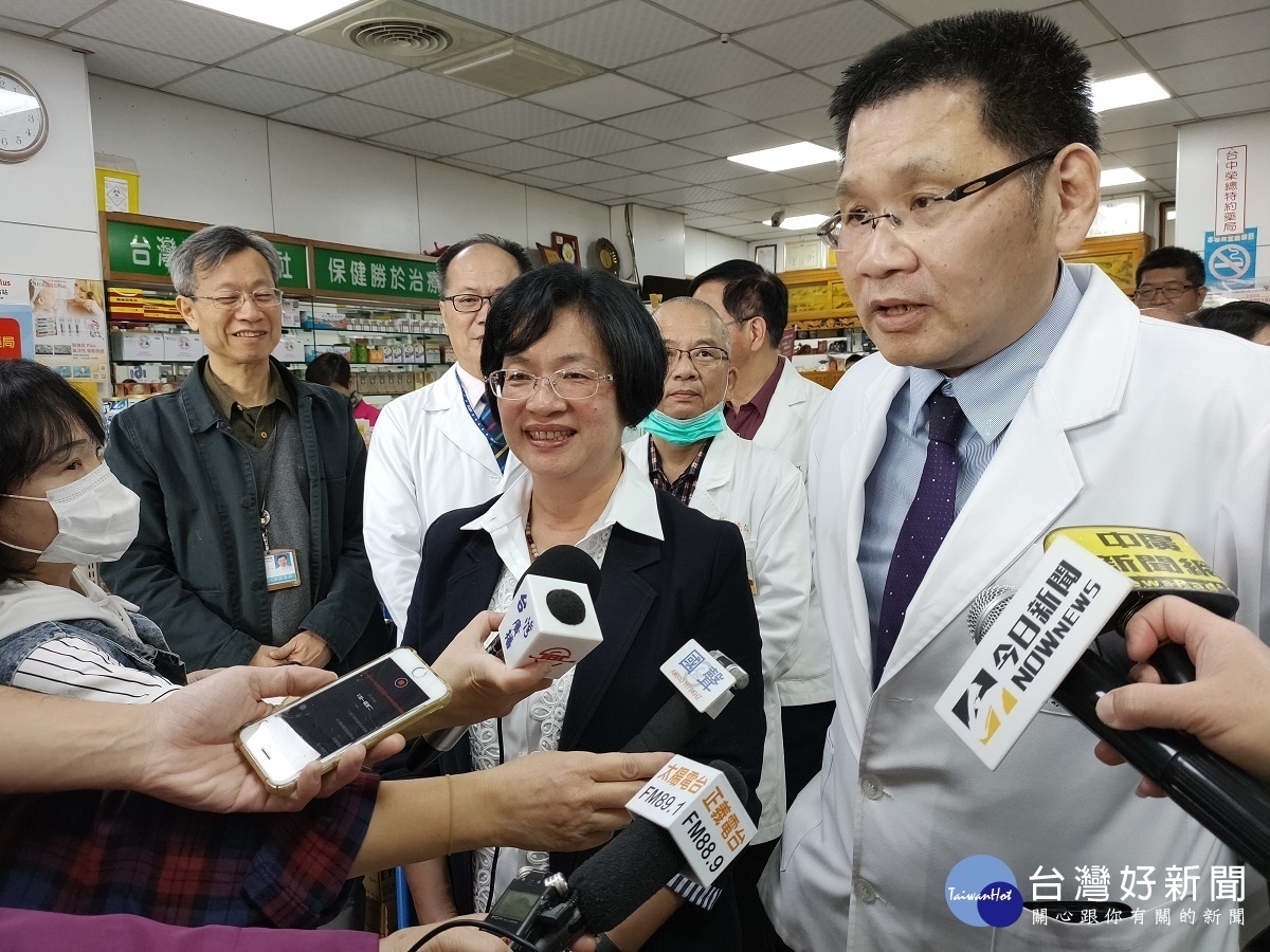 「口罩實名制」社區藥局大小事全包。彰化縣藥師公會理事長蕭輔元接受訪問時,提到社區藥師們的辛苦,但受到民眾的回饋「您辛苦了!」心中感到滿心溫暖的。圖/記者鄧富珍攝