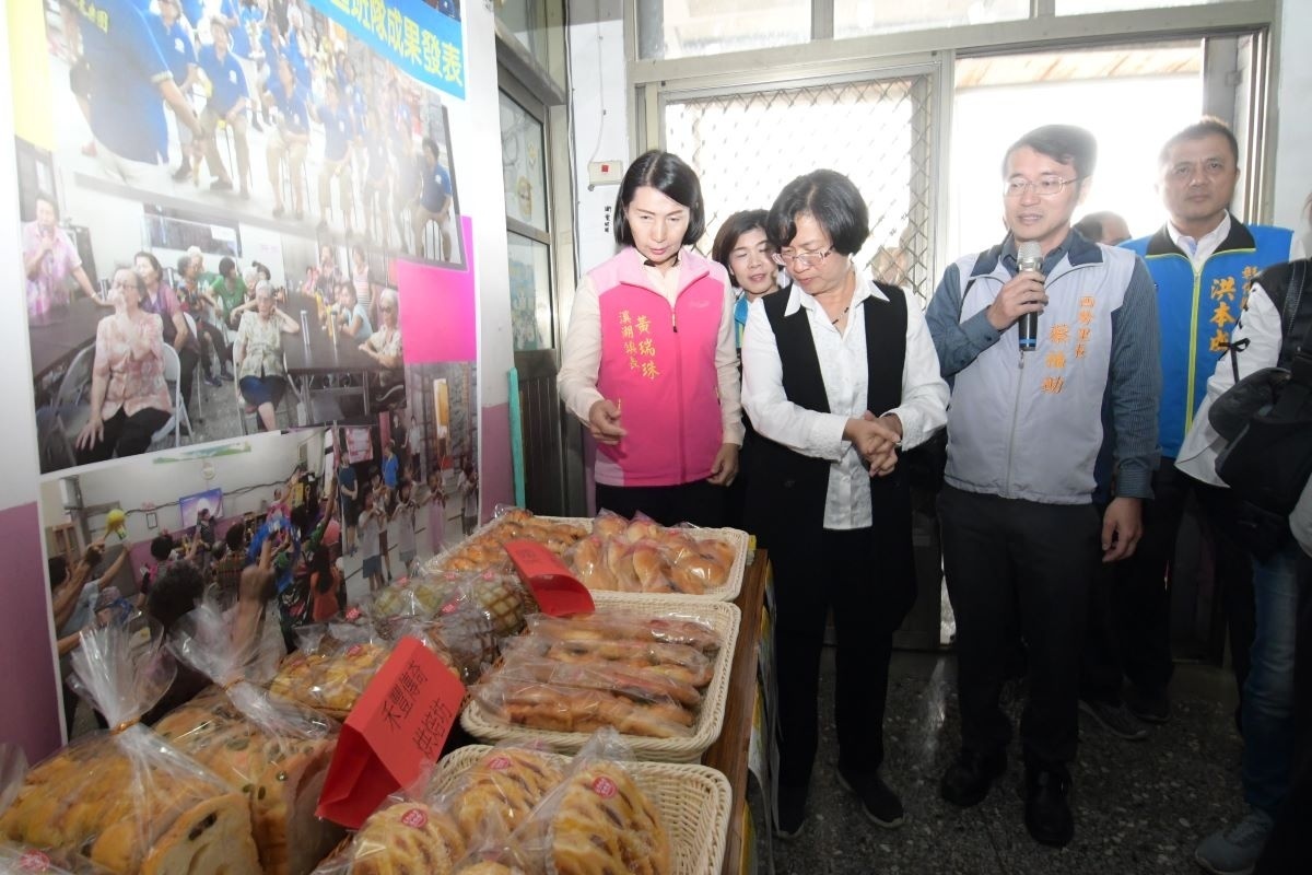 彰化縣長王惠美訪視溪湖西勢社區據點,鎮長黃瑞珠介紹社區烘焙產品。圖/記者鄧富珍攝